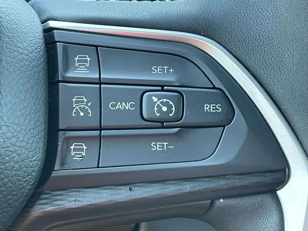 Used 2025 Diamond Black Crystal Pearlcoat Jeep Laredo X image 30