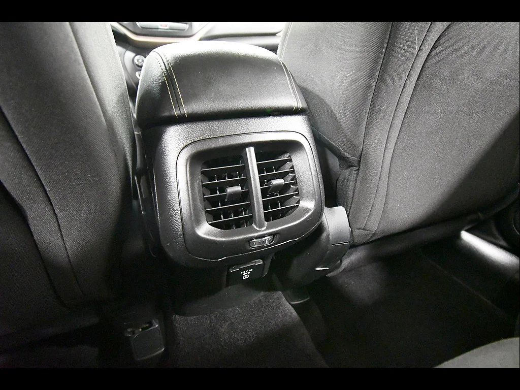 Used 2017 Billet Silver Metallic Clear Coat Jeep Latitude image 16