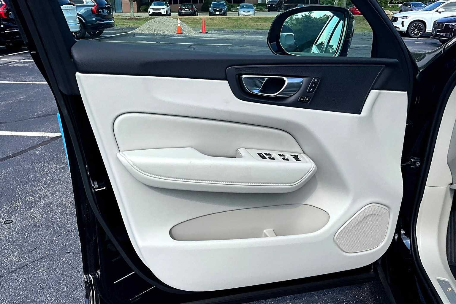 2025 Volvo XC60 Plus - Photo 11