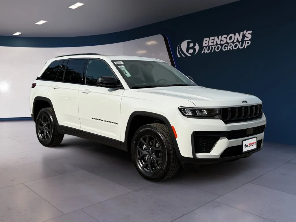 New 2027 White/off-white Jeep Laredo Altitude image 7