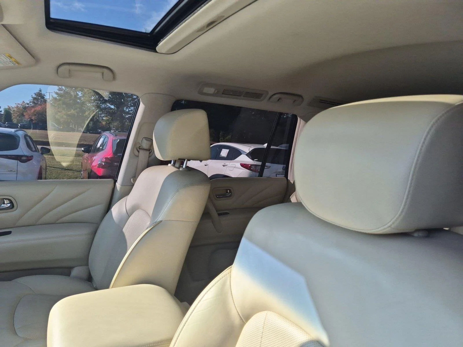 Used 2017 Majestic White INFINITI  image 16