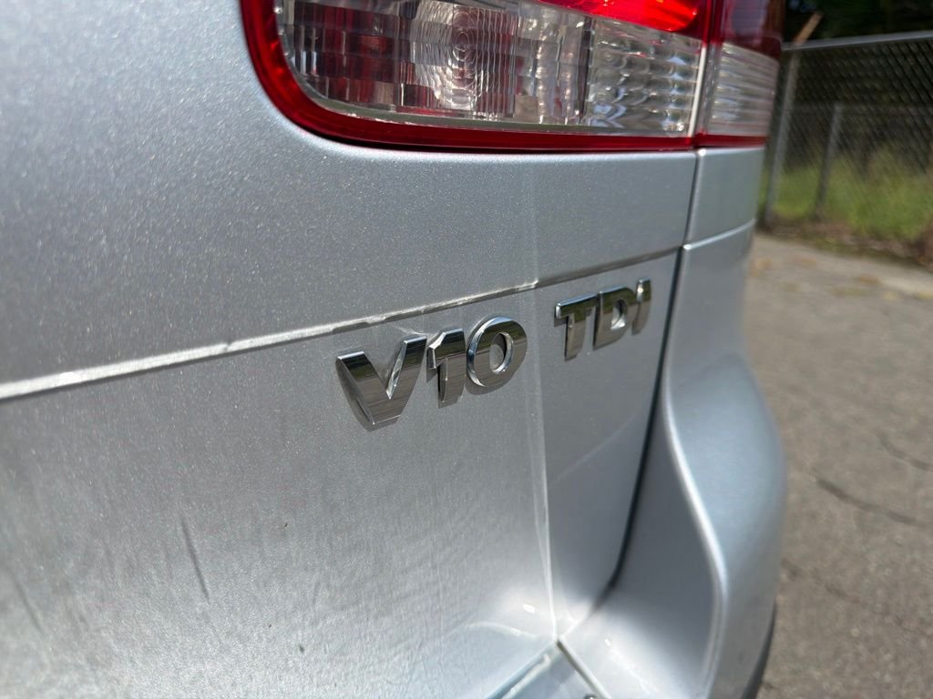 Used 2006 Silver Volkswagen V10 TDI image 17
