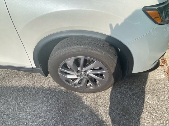 Used 2016 Pearl White Nissan SV image 3