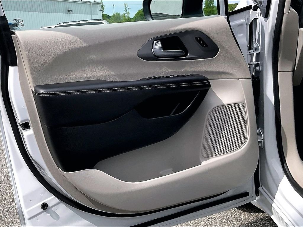 Used 2023 White Chrysler Touring L image 9
