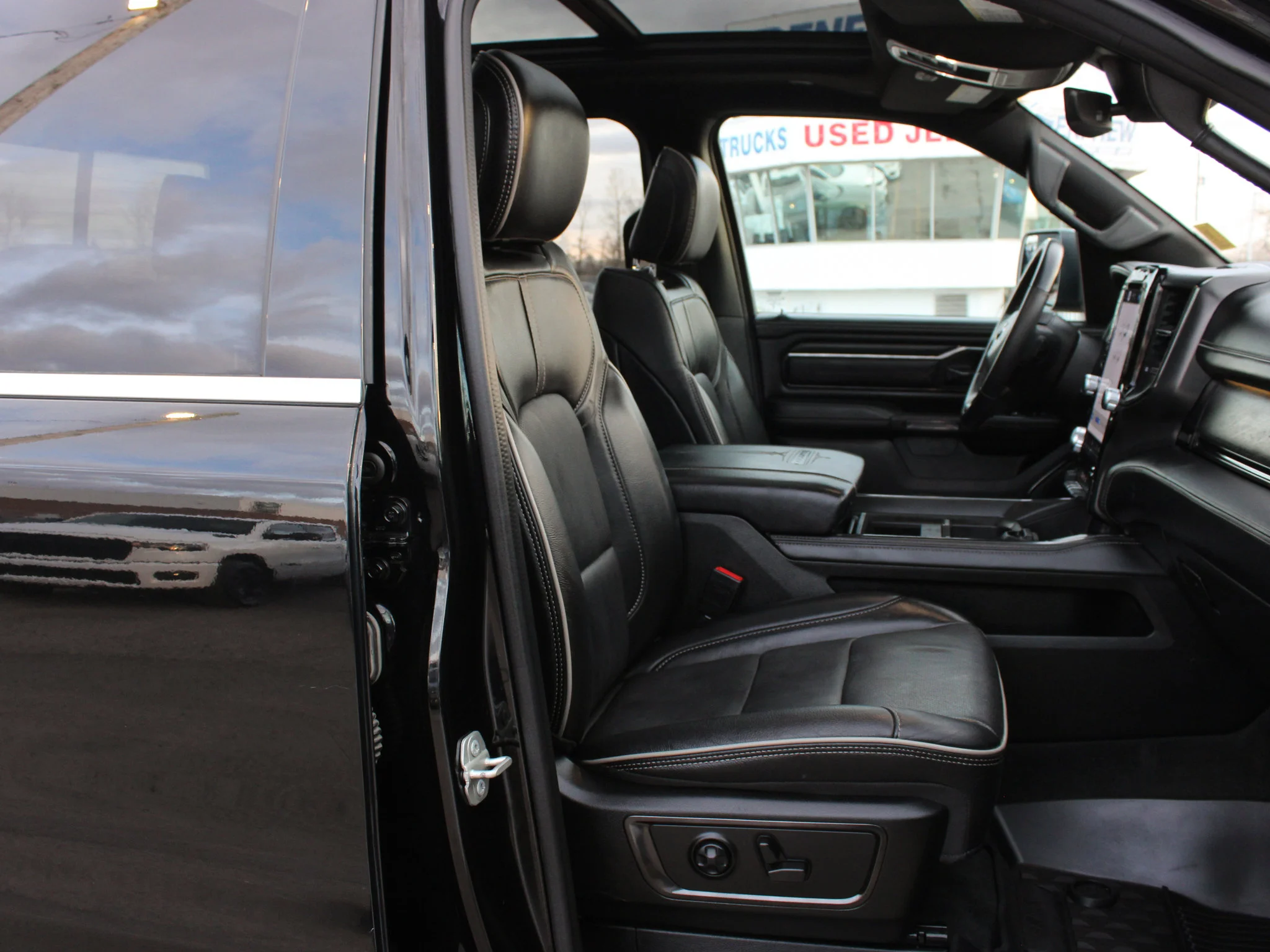Certified Used 2023 Black RAM Limited * No Accidents | HEMI V8 | Alpine | Heated Seats | Apple CarPlay | Tonneau Cover image 20