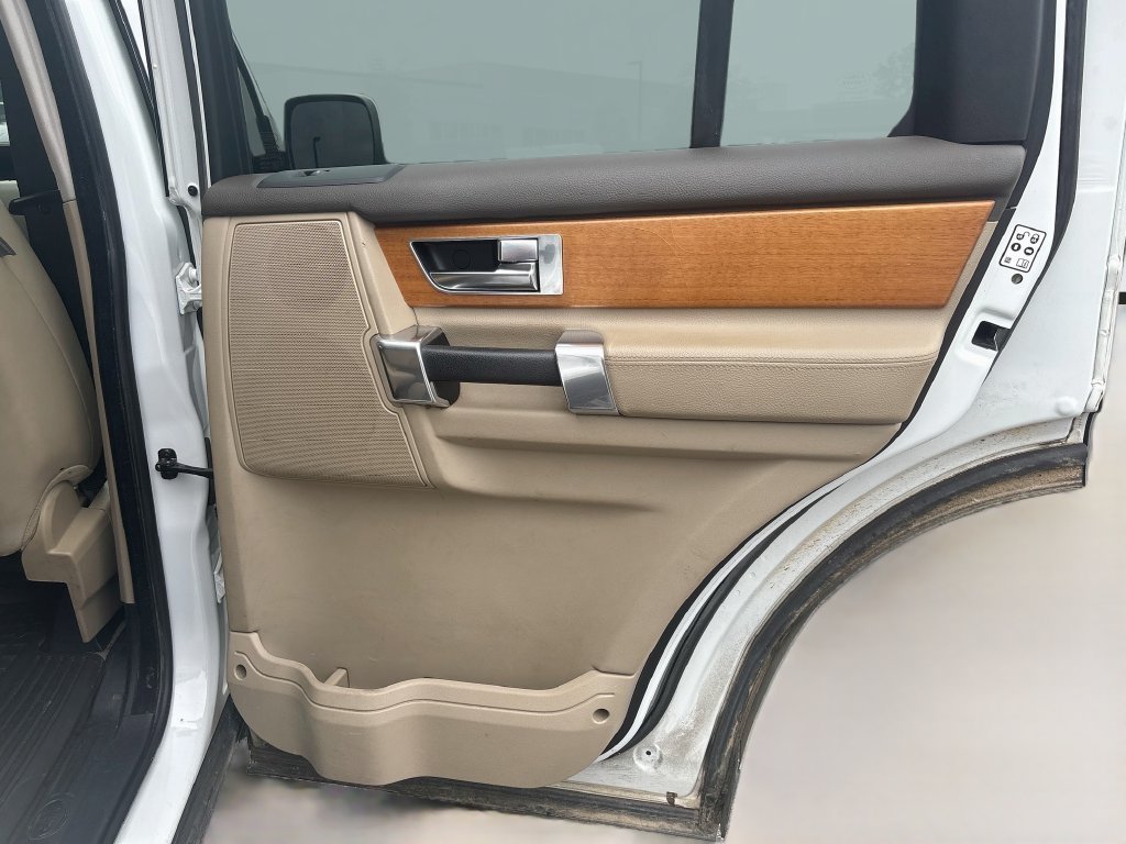 Used 2012 White Land Rover V8 image 22