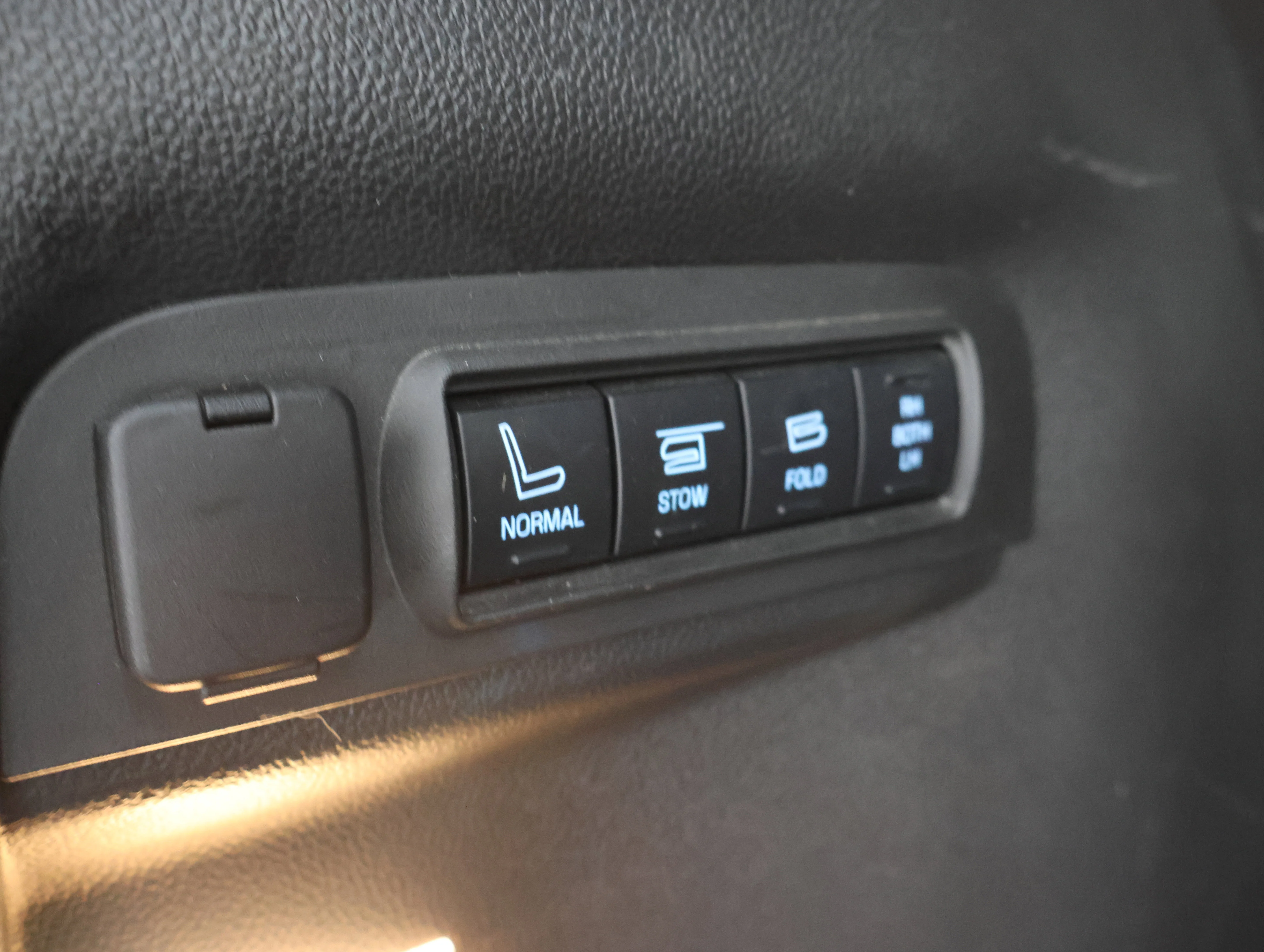 Used 2015 Magnetic Metallic Ford Sport image 29
