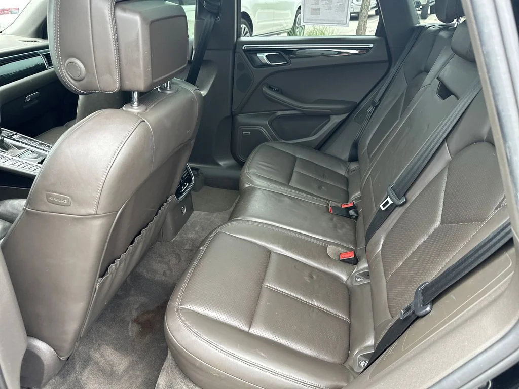 Used 2018  Porsche Base image 33