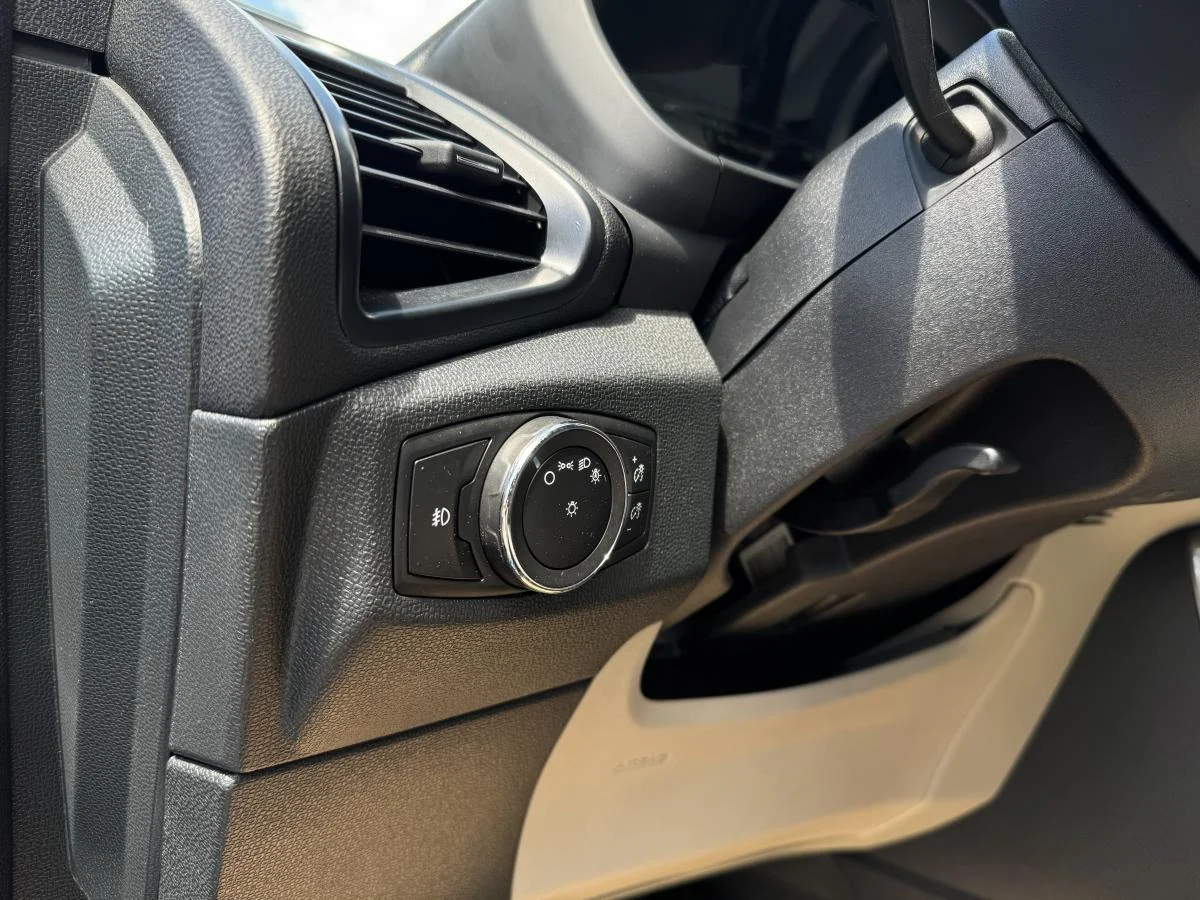 Used 2018 Blue Ford SE image 15