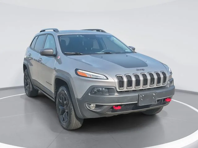 Used 2018 Silver Jeep Trailhawk image 1