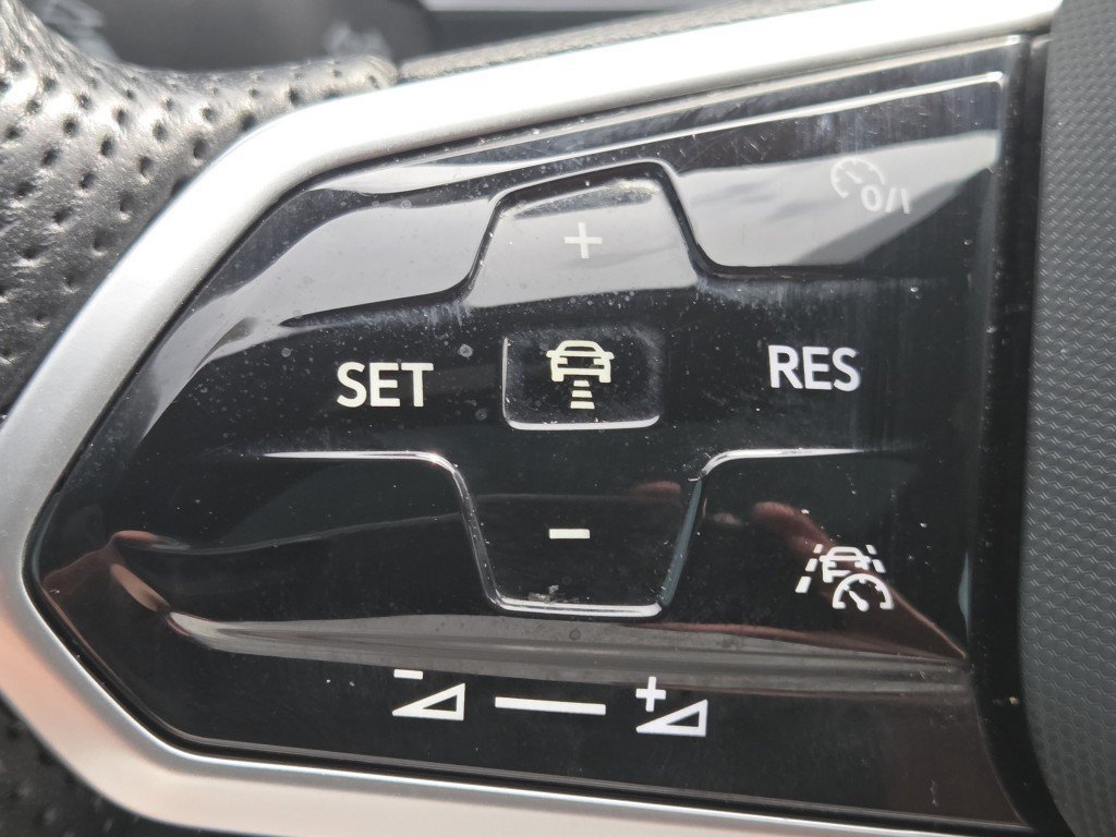 Certified Used 2022  Volkswagen 2.0T SEL R-Line image 44