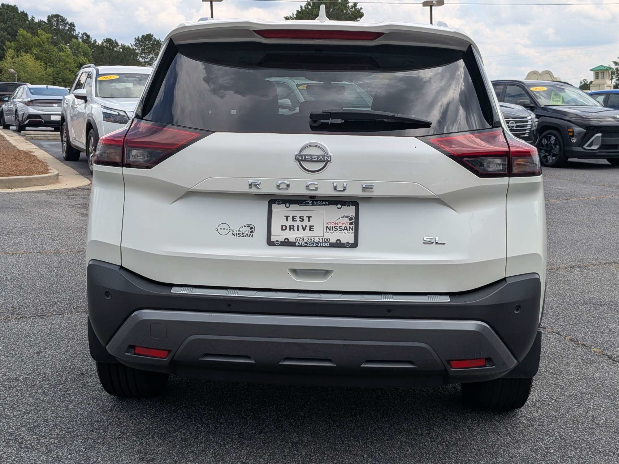 Used 2023 White Nissan SL image 4