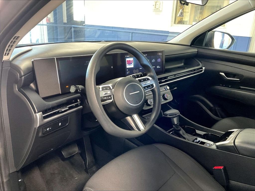 Used 2025 Silver Hyundai SE image 8