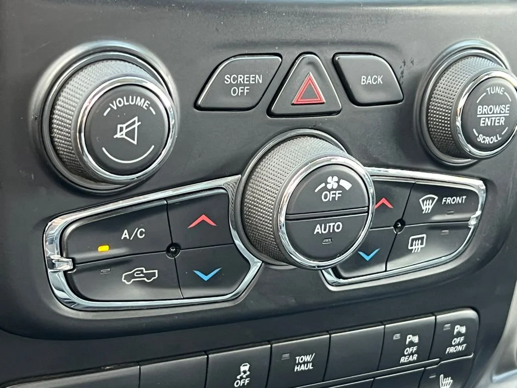 Used 2018 Silver Ram Big Horn image 25