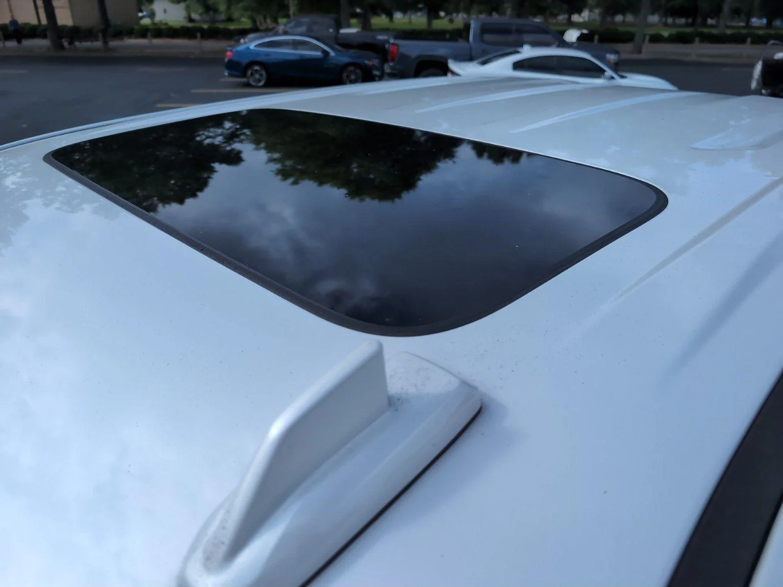 Used 2022 White Frost Tricoat GMC SLT image 13