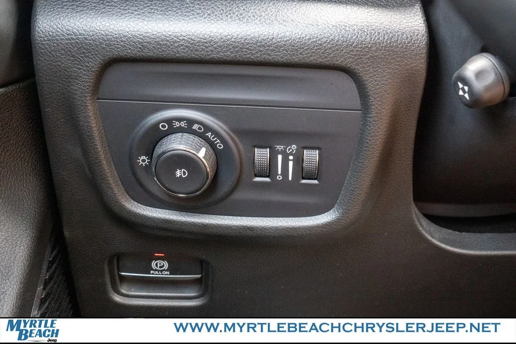 Used 2022 Diamond Black Jeep Overland image 32