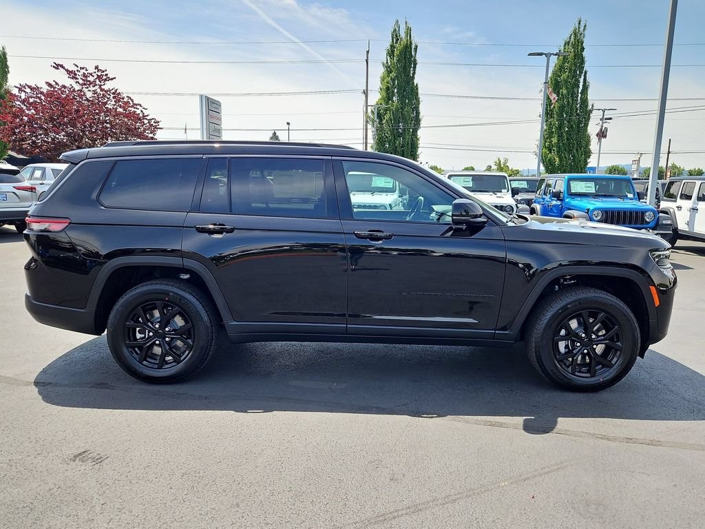New 2026 Diamond Black Crystal Pearl-Coat Exterior Paint Jeep Altitude image 7