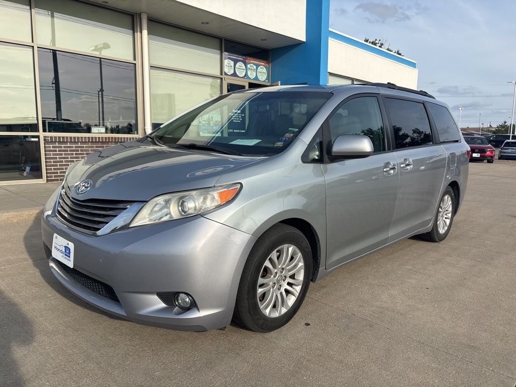2015 Toyota Sienna XLE Premium V6 8-Passenger's photo