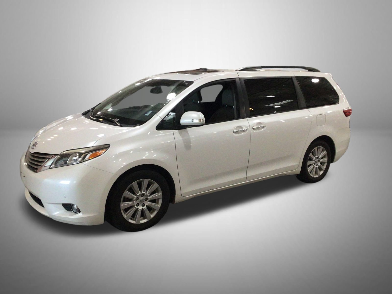 2015 Toyota Sienna XLE V6 7-Passenger Access Seat's photo