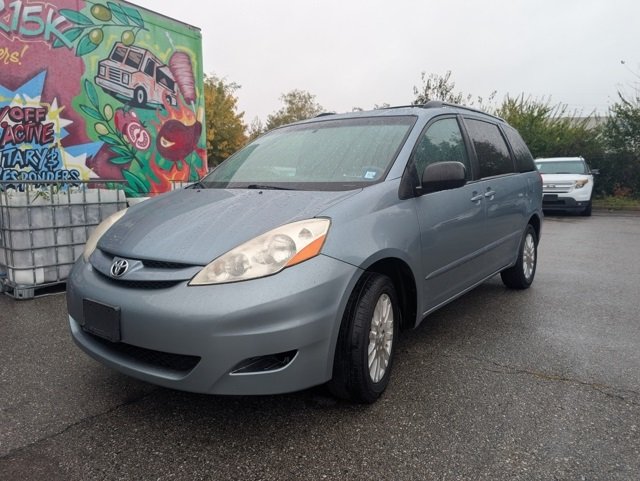 2009 Toyota Sienna LE photo 4