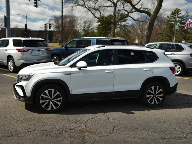 Used 2022 White Volkswagen SE image 10