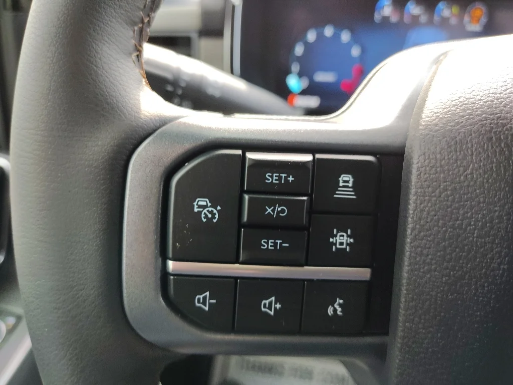 Used 2025 Star White Ford LARIAT image 21