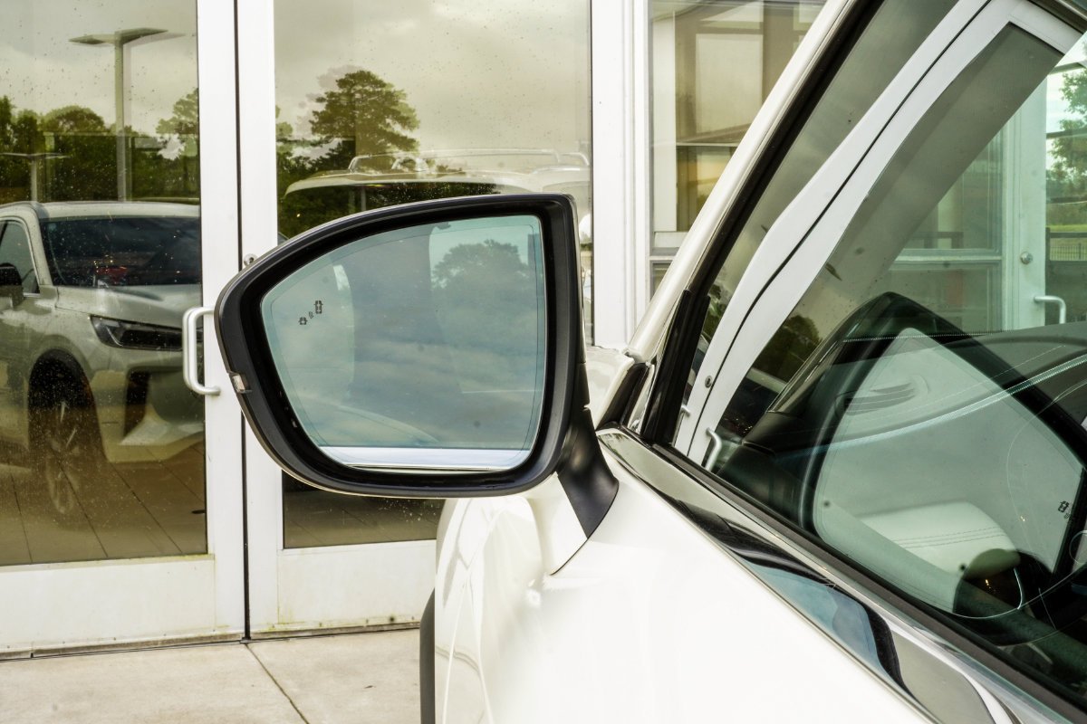 Used 2023 White INFINITI LUXE image 15