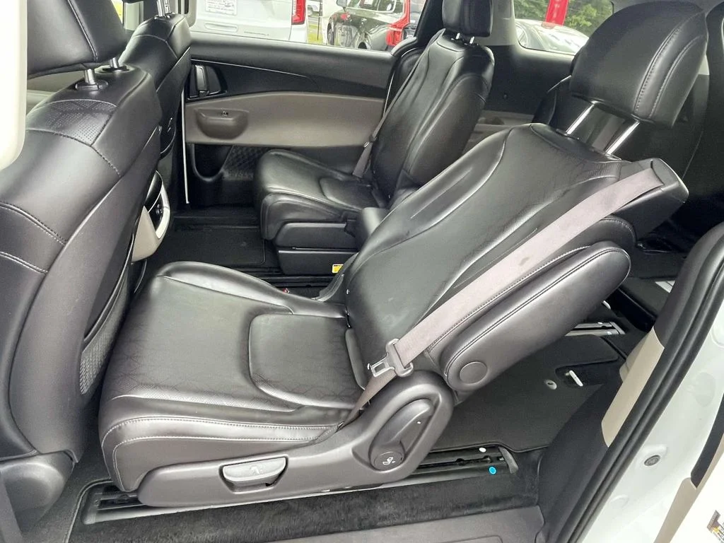 Used 2025 Snow White Pearl Kia LXS image 10