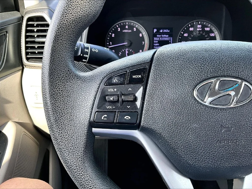 Used 2020 Silver Hyundai SE image 12