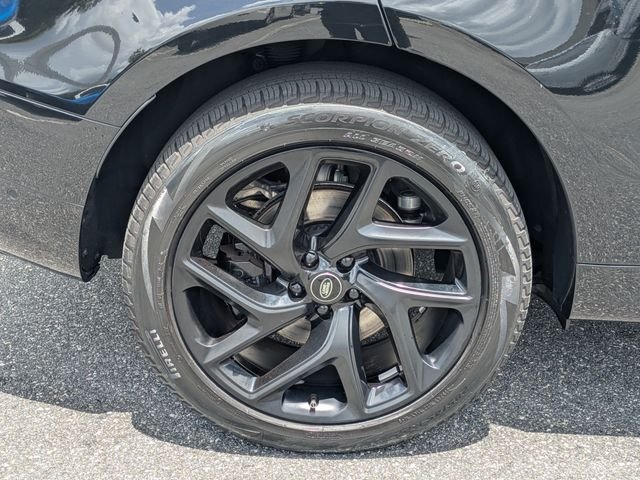 Used 2023 Black Land Rover SE Dynamic image 11