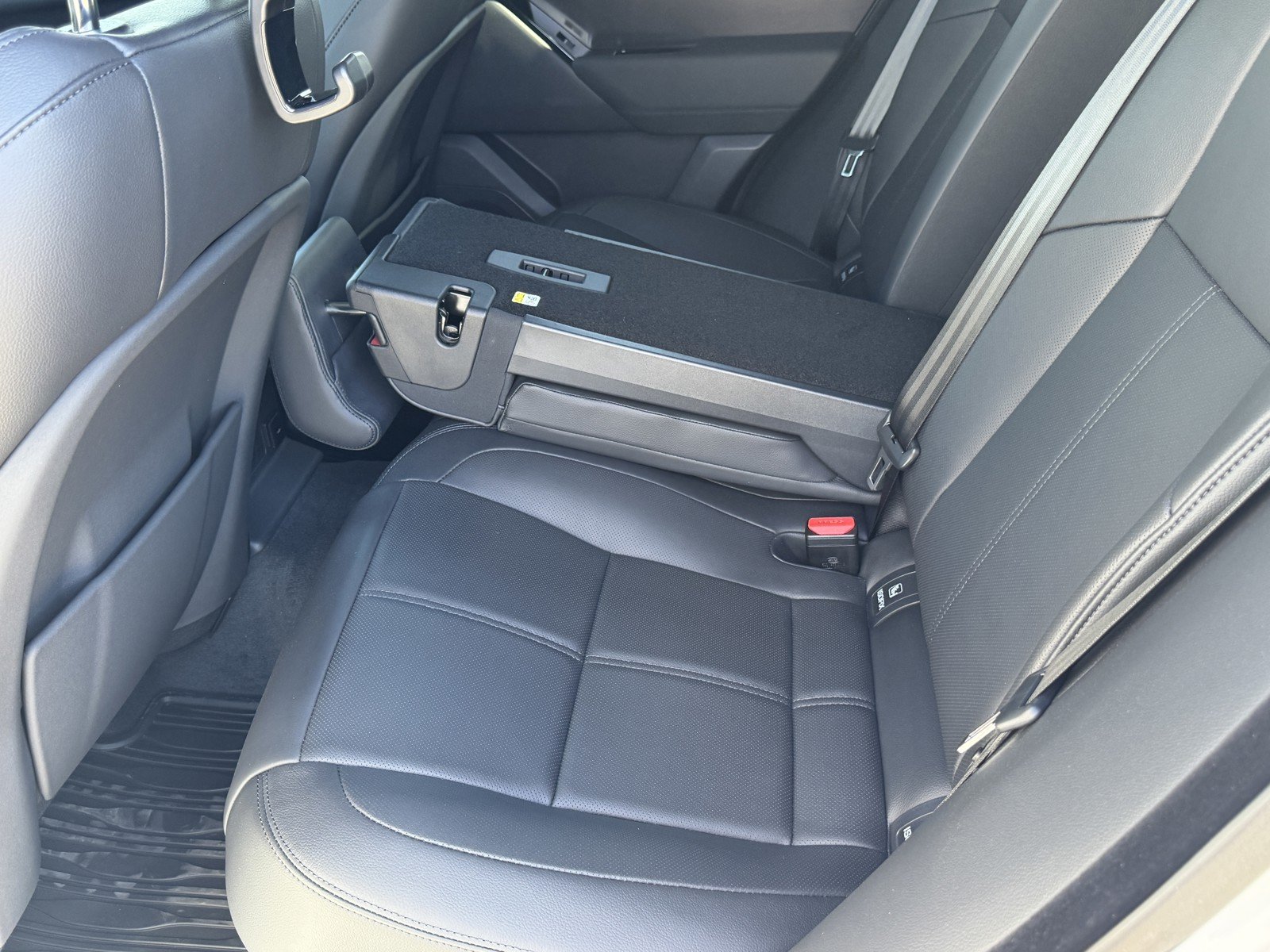 New 2026 Ostuni Pearl White Land Rover Dynamic SE image 11
