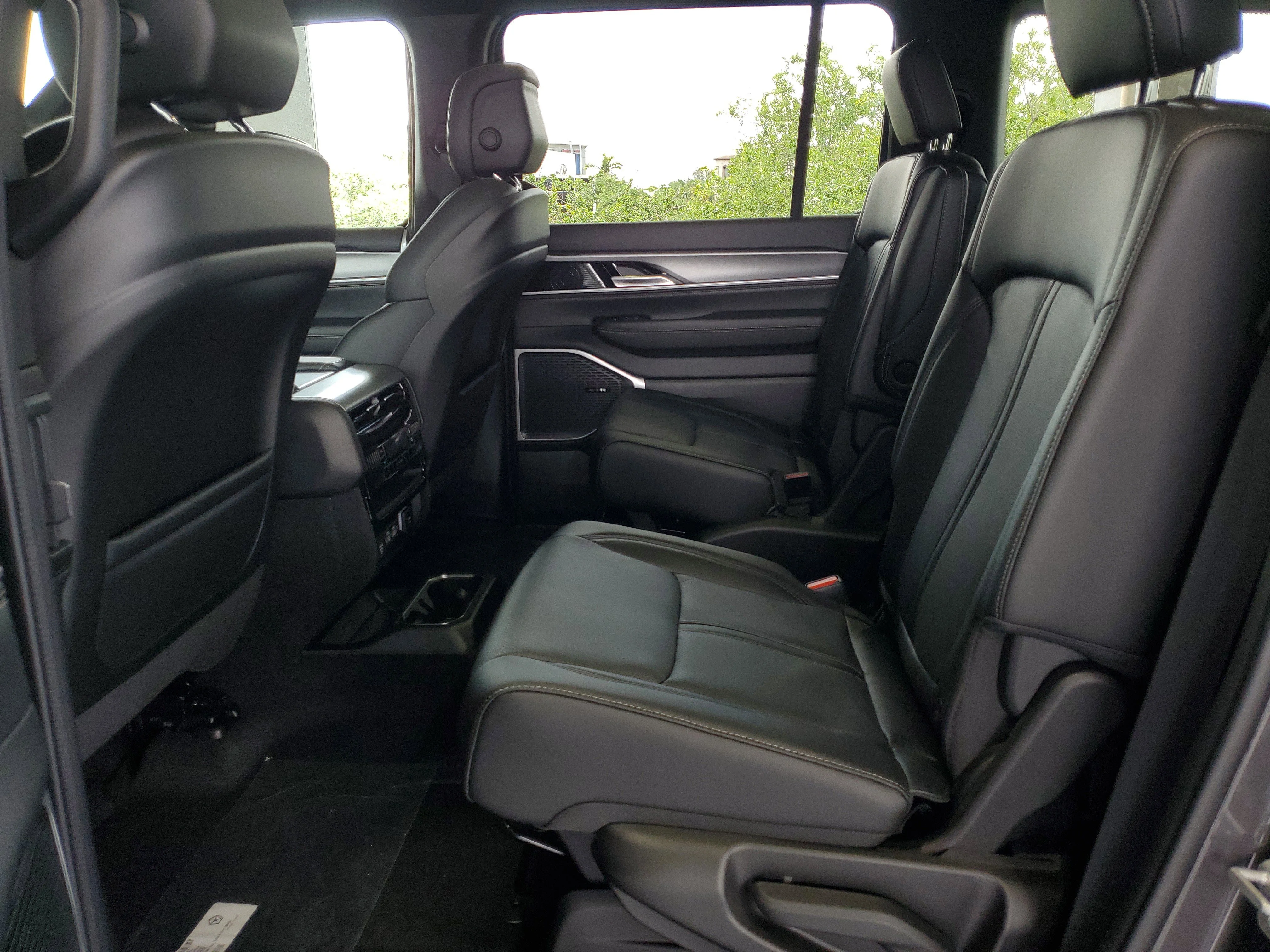 New 2026 Baltic-Gray Metallic Clear-Coat Exterior Paint Jeep Upland image 9