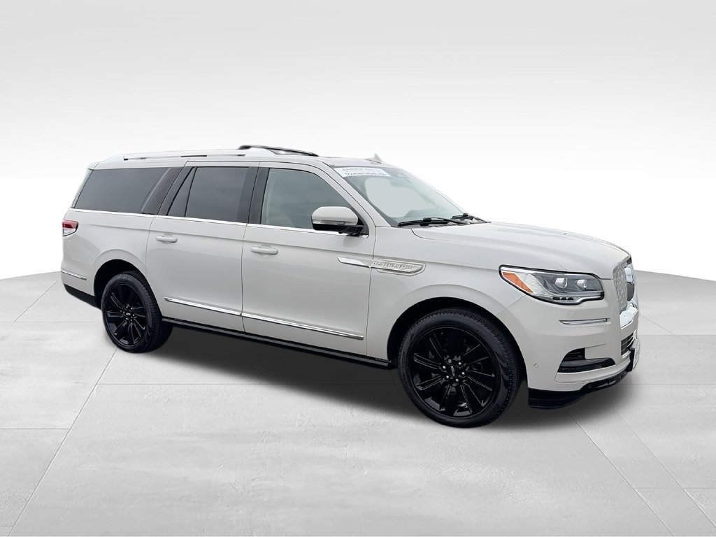 Used 2024 White Lincoln Reserve image 2