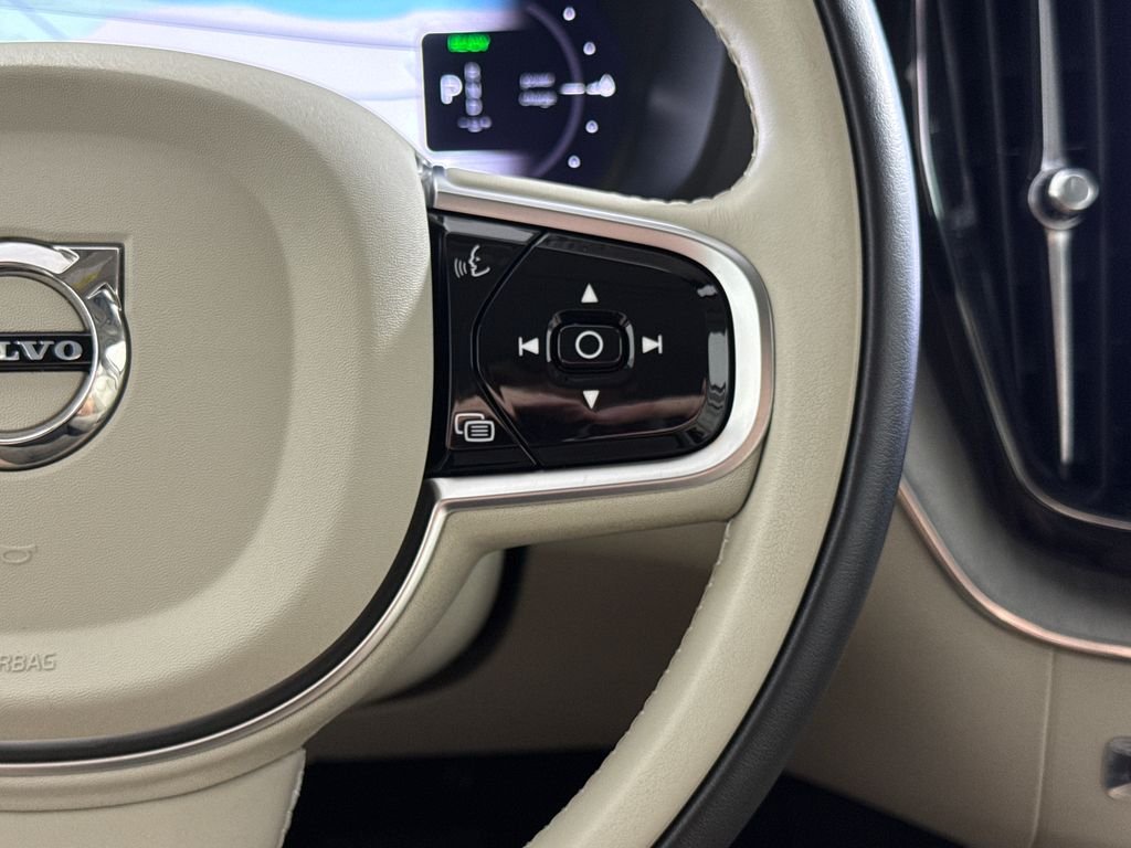 2025 Volvo XC60 Plus - Photo 16