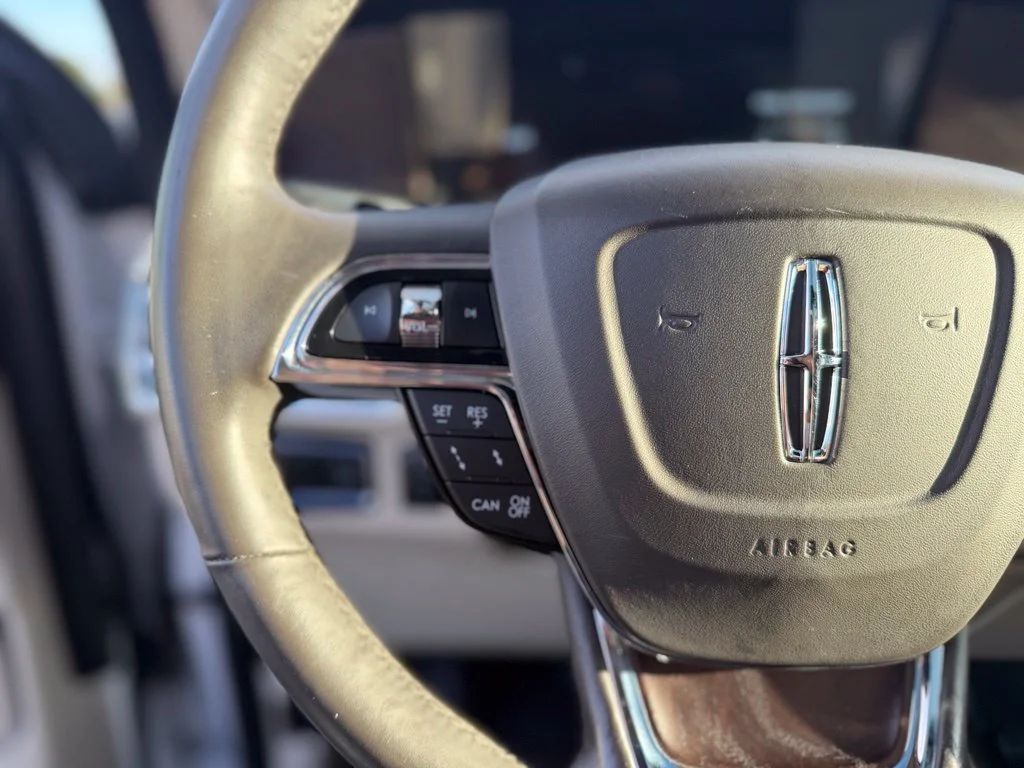 Used 2019 White Lincoln Reserve image 29