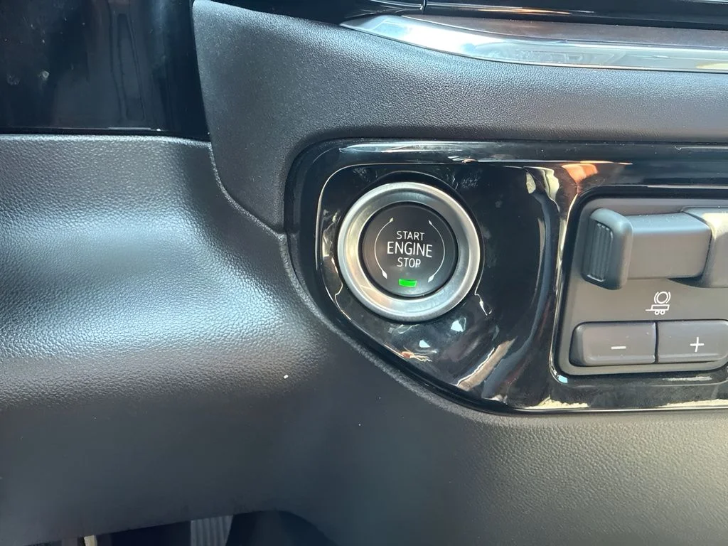 Used 2025 White GMC SLT image 16