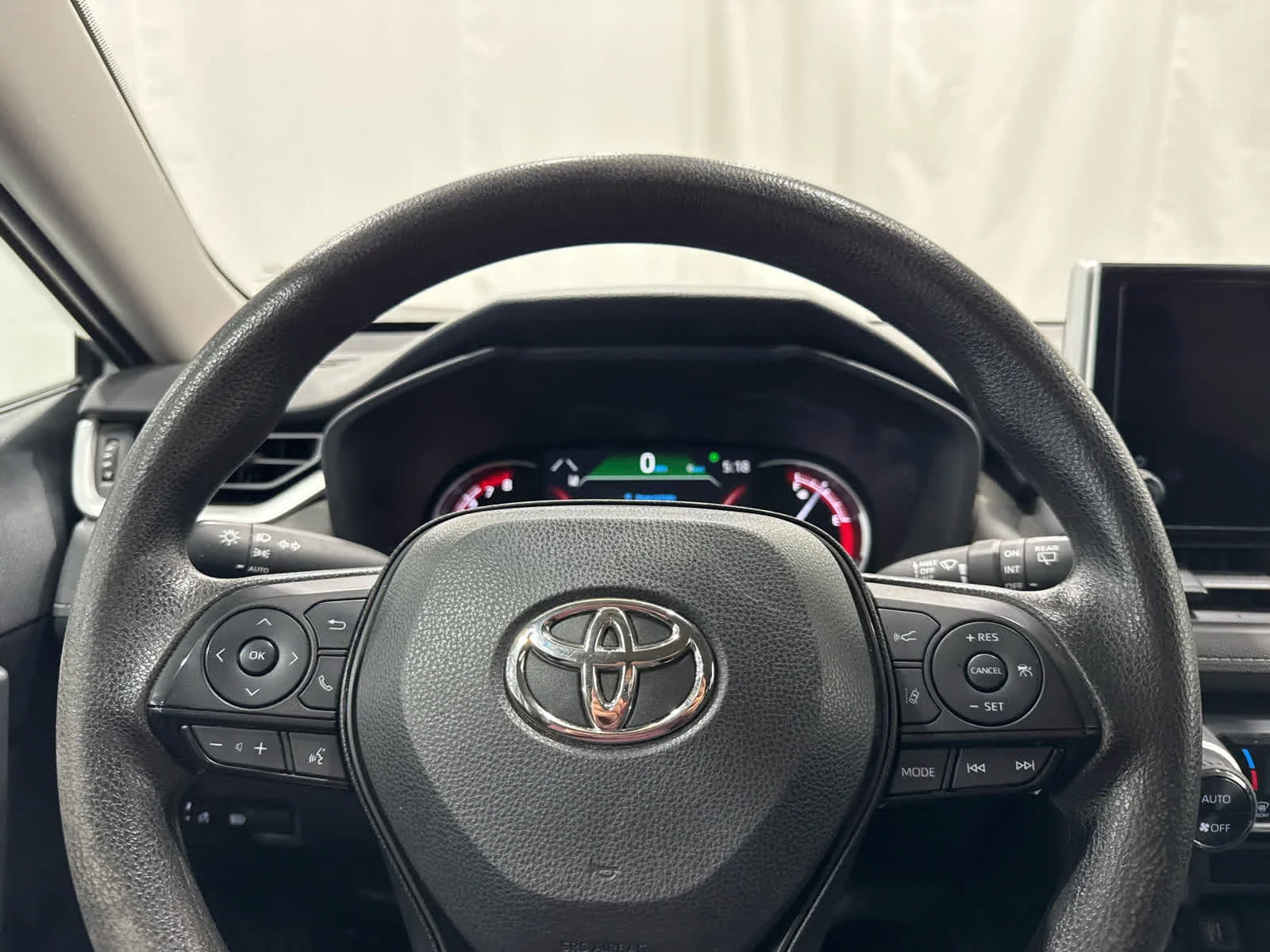 Used 2023 Grn/green Toyota XLE image 23