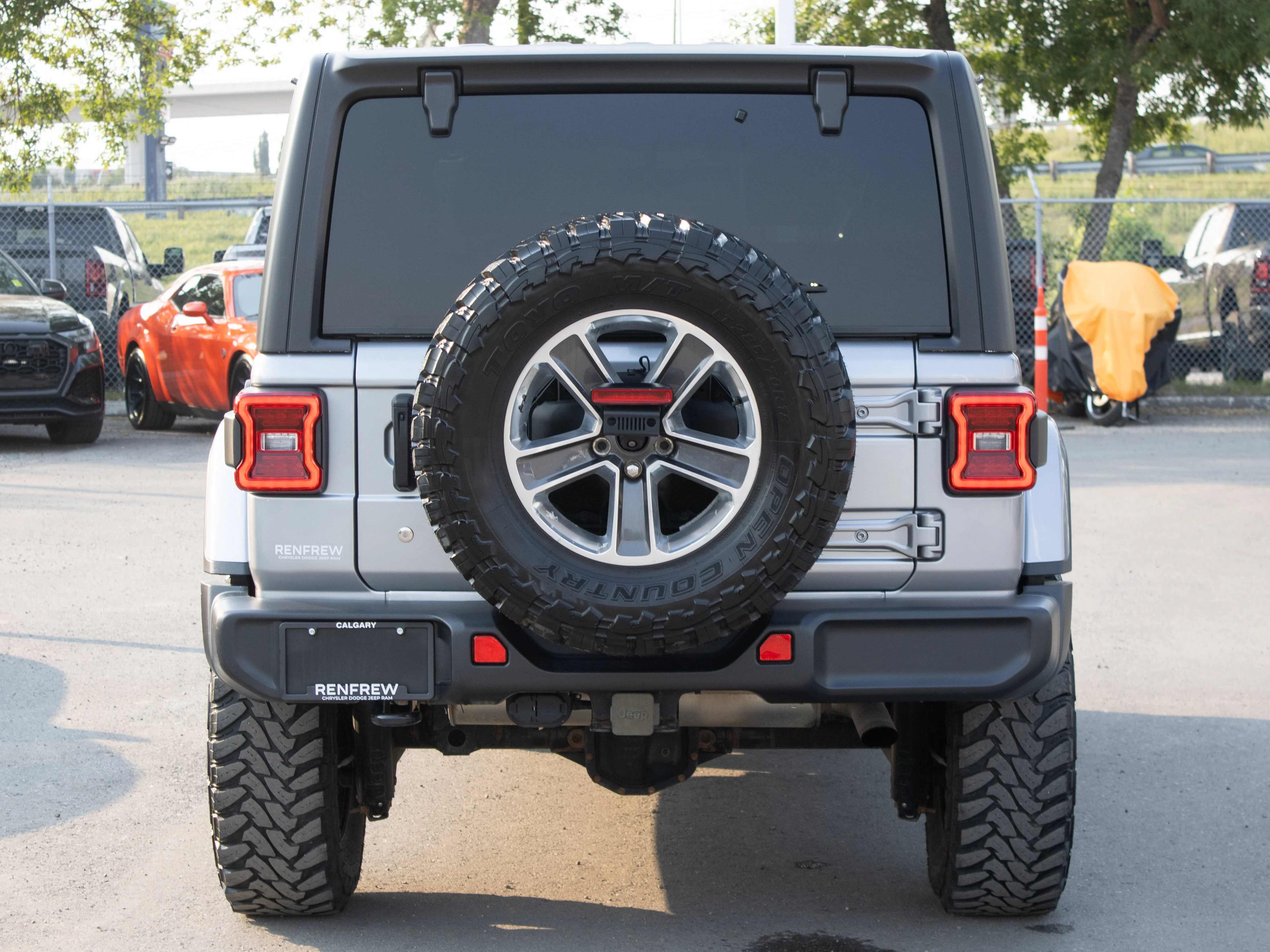 Used 2018 Grey Jeep Sahara* | Leather Seats | Heated Seats & Steering Wheel | 8.4 Navigation | Alpine Premium Audio | image 15