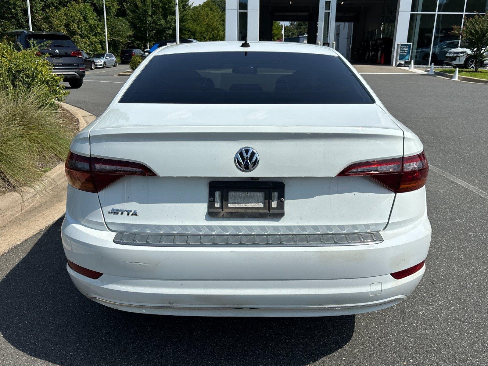 Used 2019 Pure White Volkswagen SE image 4