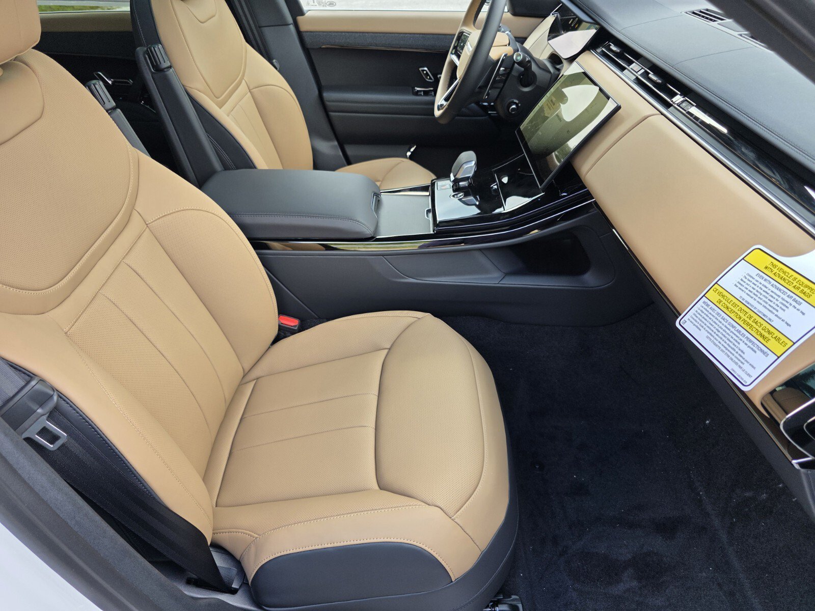 New 2026 Fuji White Land Rover P400 Dynamic SE image 3