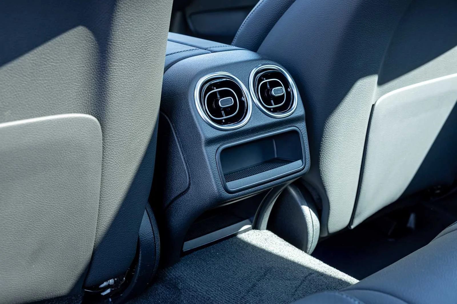 New 2026 MANUFAKTUR Alpine Grey Mercedes-Benz C 300 image 25