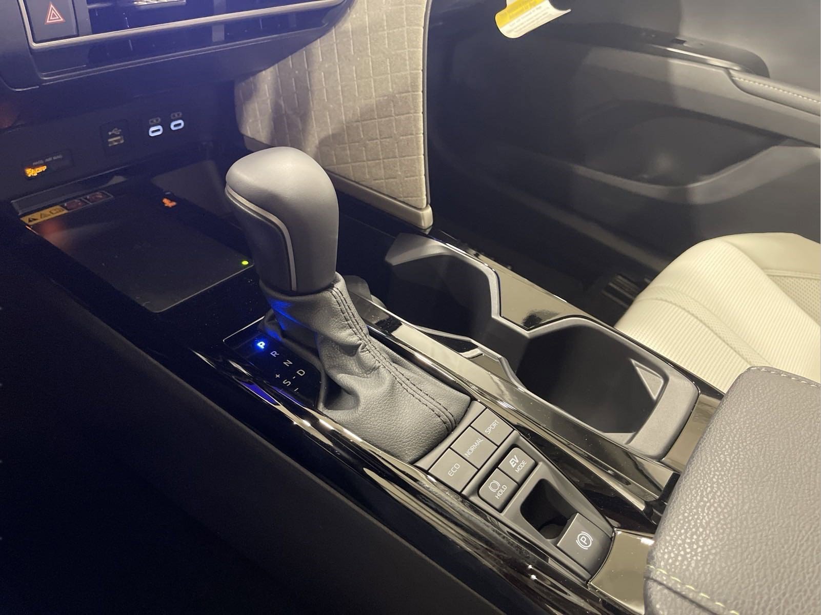 Used 2025 White Toyota XLE image 25