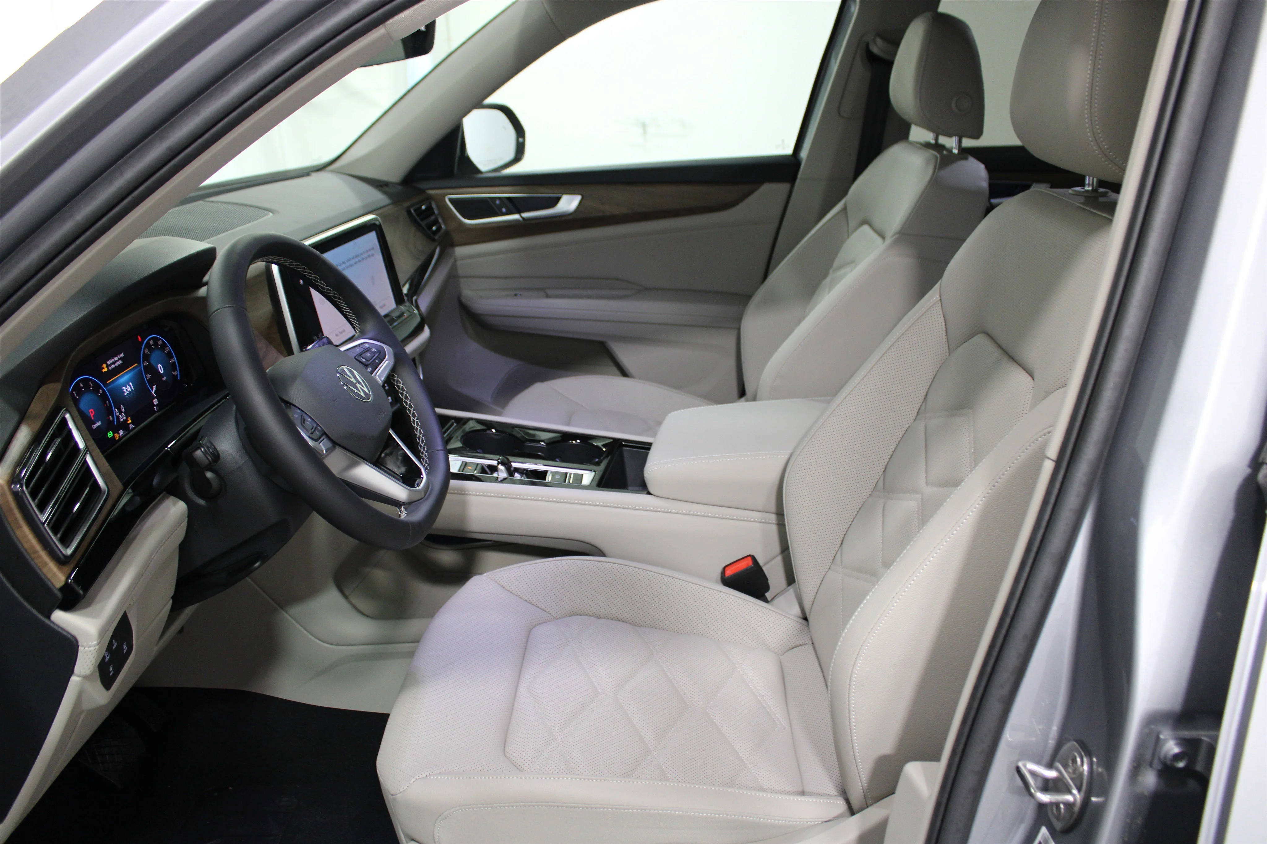 New 2026 Silver Mist Metallic Volkswagen 2.0T SE w/Technology image 3