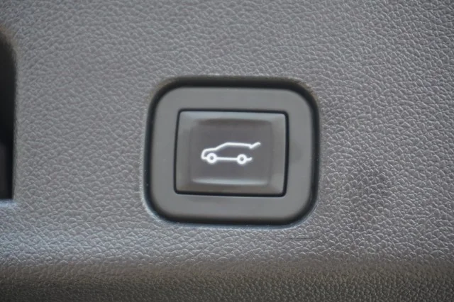 Used 2026 WHITE Chevrolet FWD LT image 10
