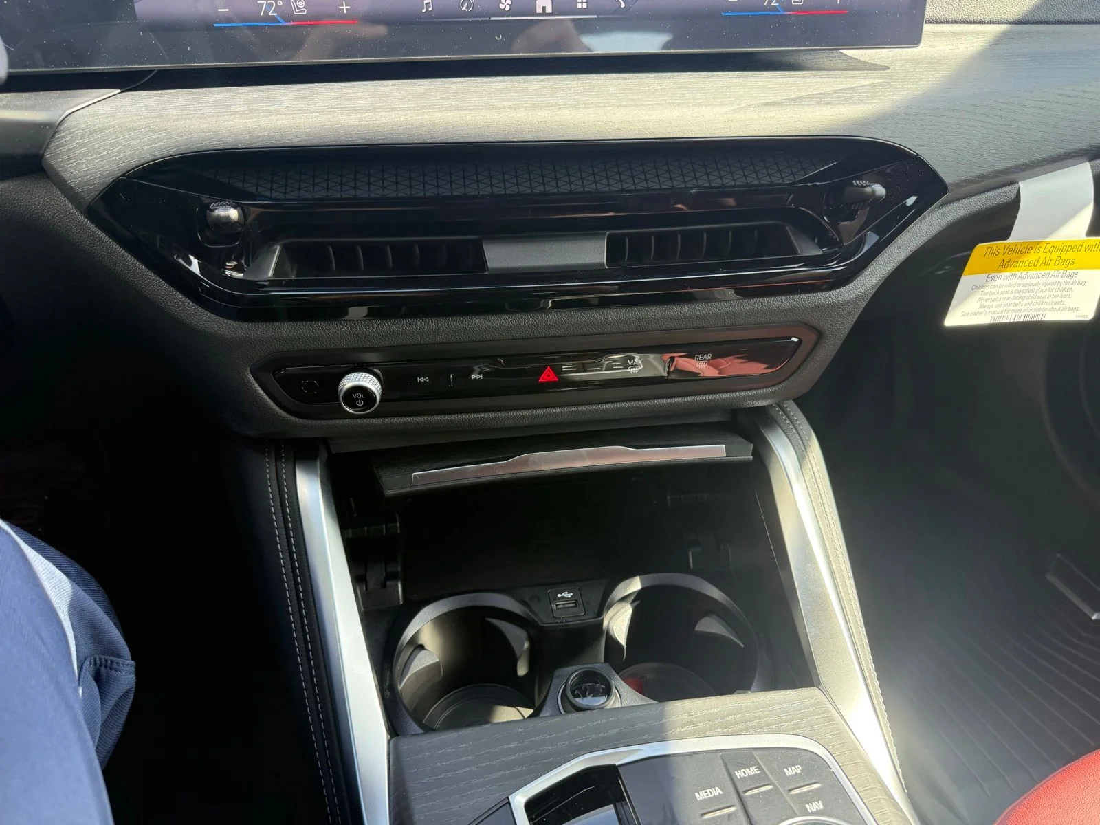 New 2026 Mineral White Metallic BMW xDrive40 image 17