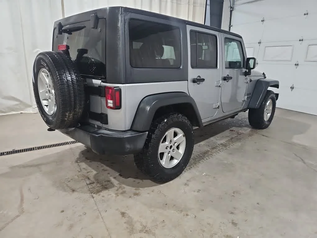 Used 2017 Billet Silver Metallic Clearcoat Jeep Sport image 6