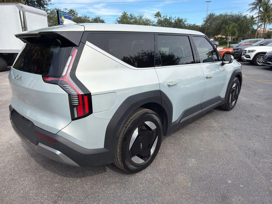 Used 2024 Silver Kia Light Long Range image 5