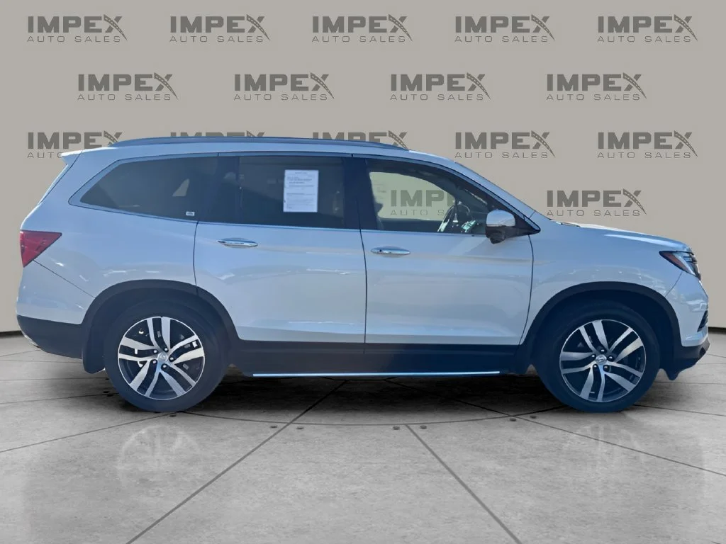 Used 2017  Honda Touring image 6