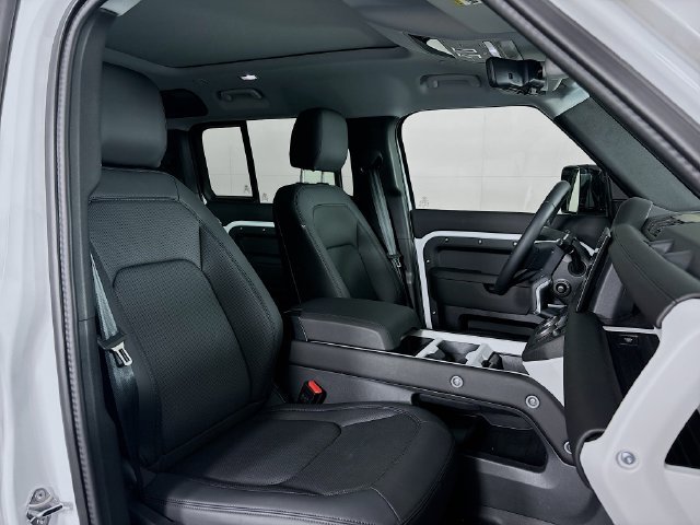 Used 2025 White Land Rover S image 25