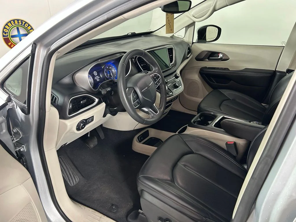 Used 2023 Silver Chrysler Touring L image 7